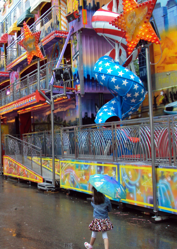 Moederdag kaarten - Moederdagkaart meisje met vrolijke paraplu op de kermis