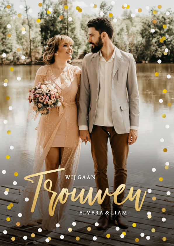 Trouwkaarten - Hippe staande trouwkaart met eigen foto en confetti kader