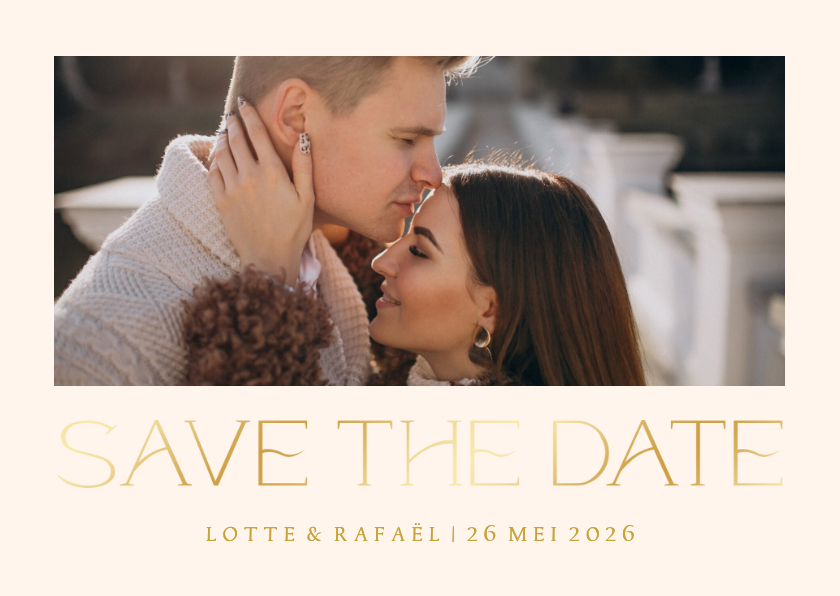 Trouwkaarten - Simpele save the date kaart grote foto en goudfolie