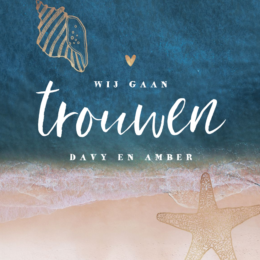 Trouwkaarten - Trouwkaart strand zee goud typografie