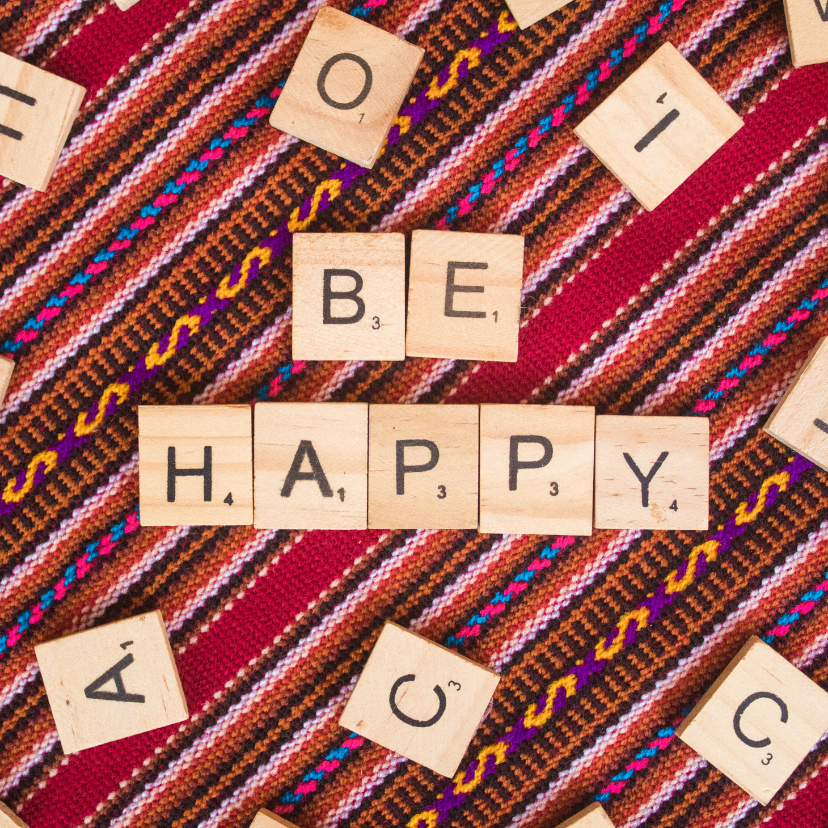 Wenskaarten - Wenskaart met houten letters ‘be happy’ op Peruaanse stof